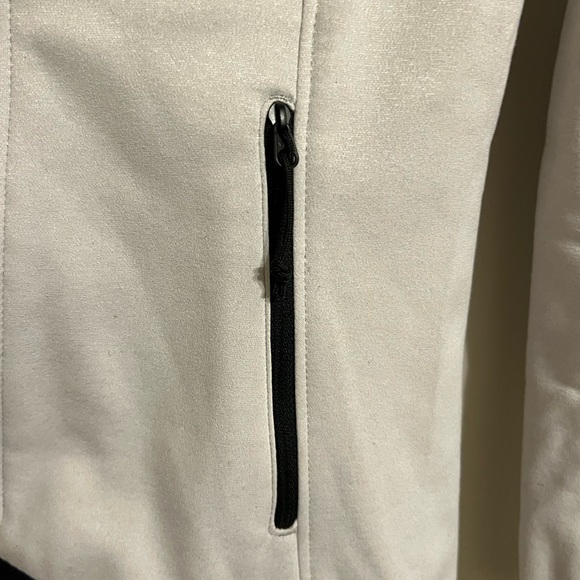 The North Face Lightweight Jacket - Picture 6 of 8
